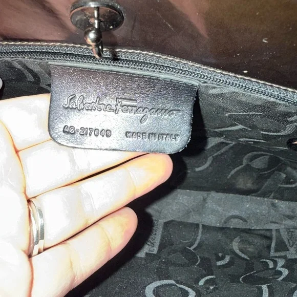 ๐ Salvatore Ferragamo Shoulder Bag - Picture 6 of 13